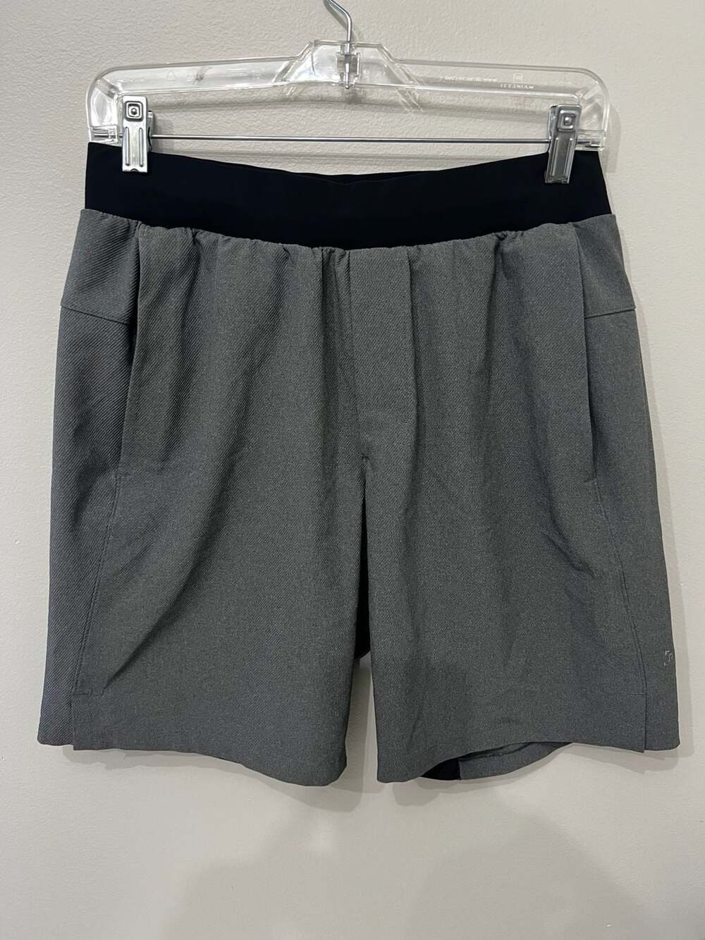 Lululemon Athletic Shorts Gray Stretch Pockets Sz S 7”
Fit like medium